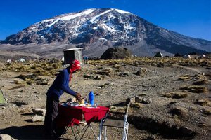 Der serveres morgenmad på Kilimanjaro